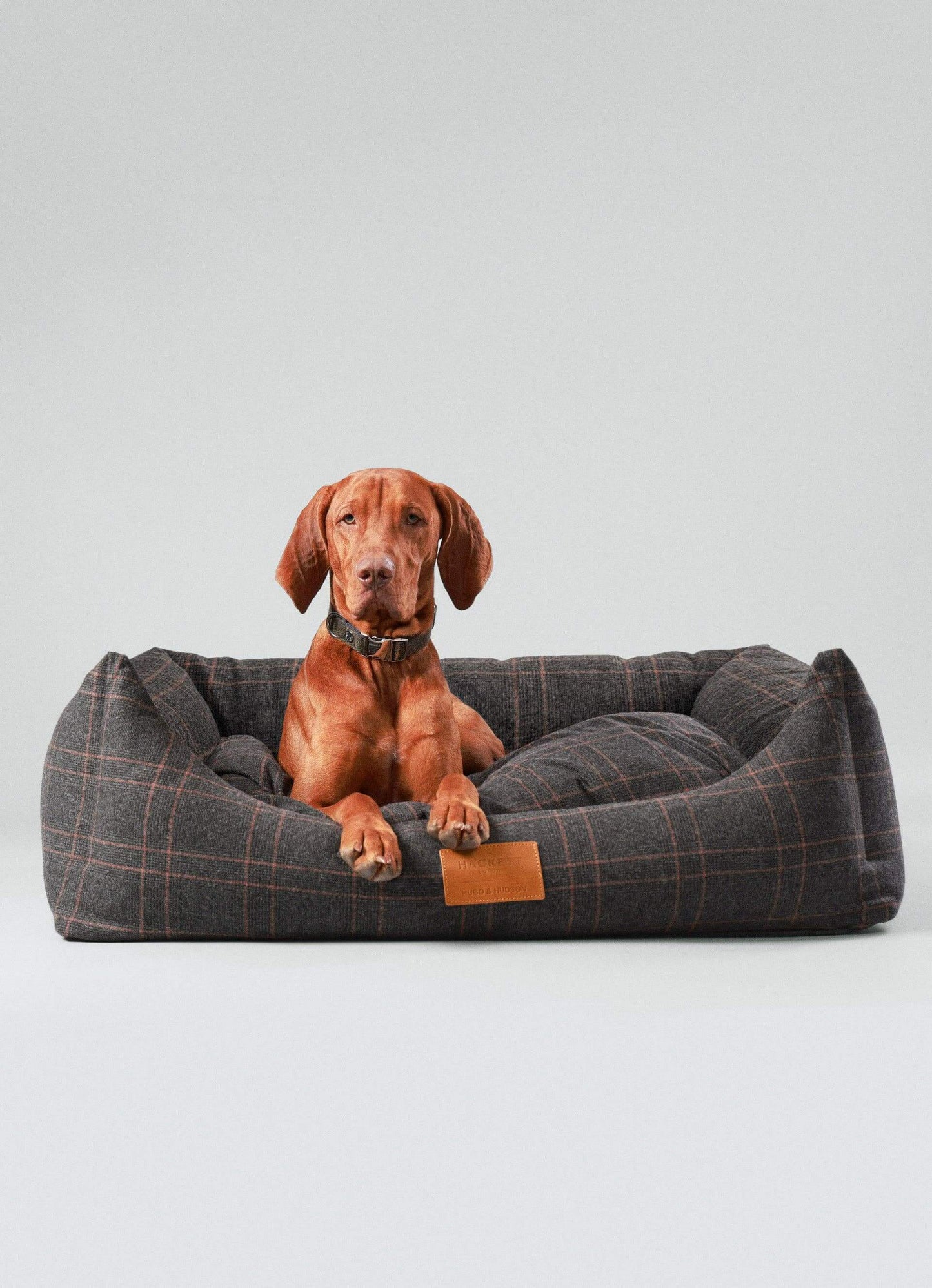 Comfy medium dog bed in dark grey tweed